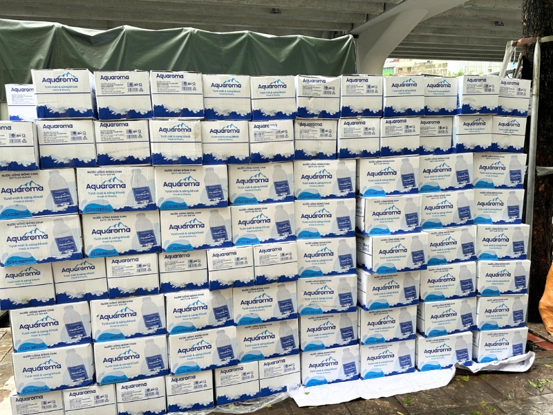 2 000 cartons deau en bouteille ont ete fournis pour offrir de leau potable aux habitants