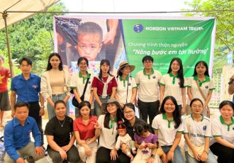 A Horizon Vietnam Travel lança o programa Acompanhe as crianças a caminho da escola com presentes de regresso às aulas