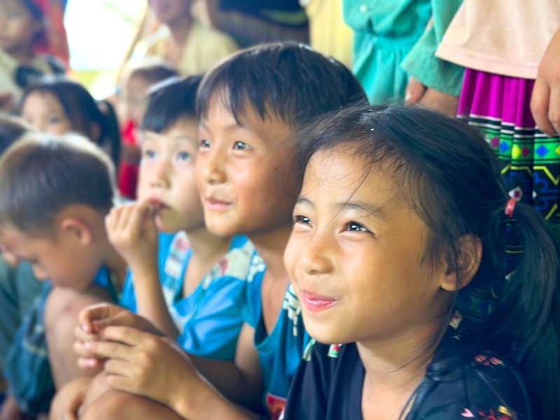 la joie rayonne dans les yeux des enfants