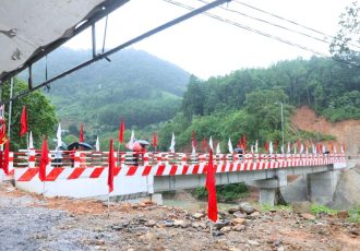 A ponte Thuân Hoa liga as aldeias de Lung Buông e Lung Cang